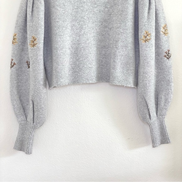 Oak + Fort Floral Embroidered Relaxed Balloon Sleeve Cropped Sweater Grey XS - Picture 6 of 13